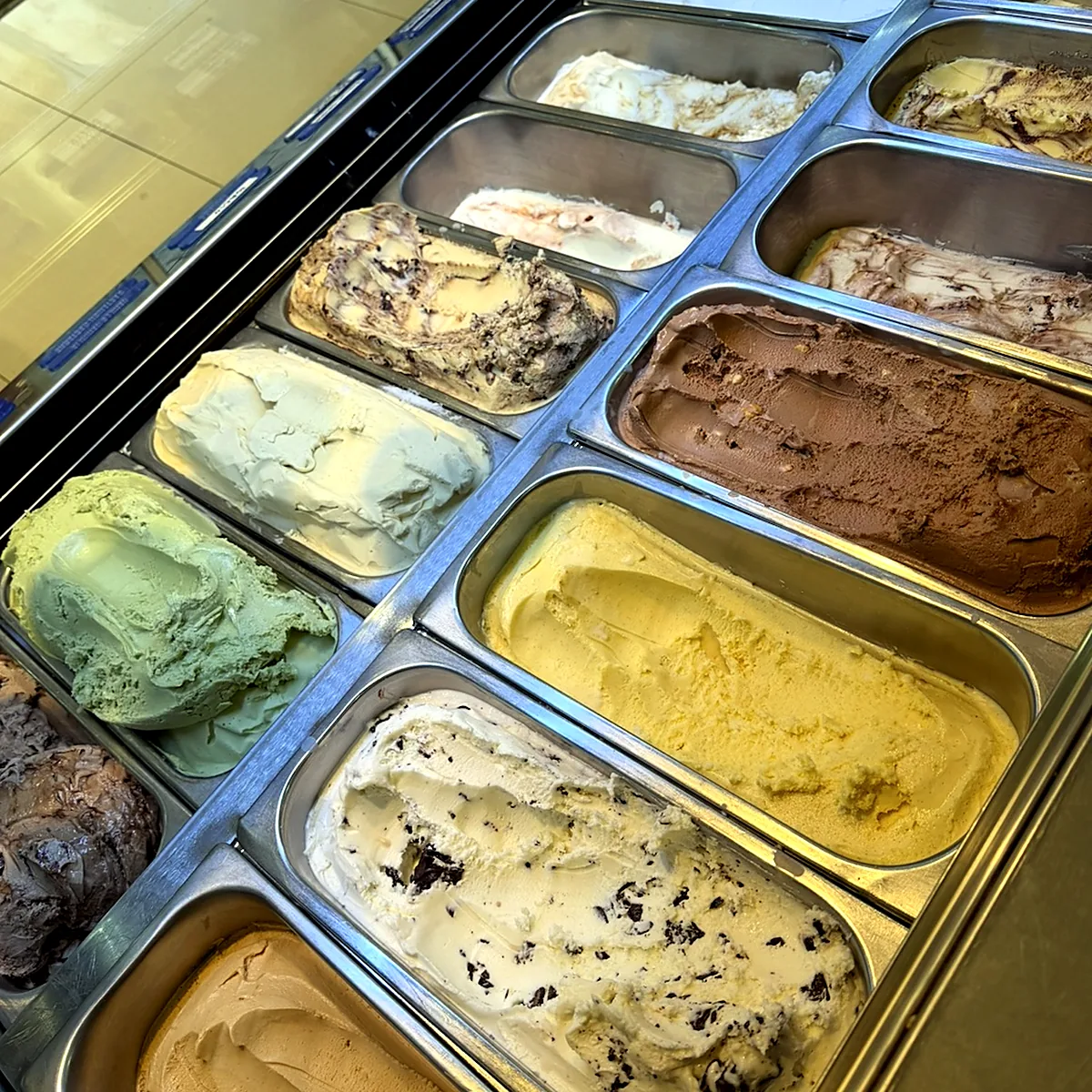 Die volle Eisvitrine mit allen Sorten