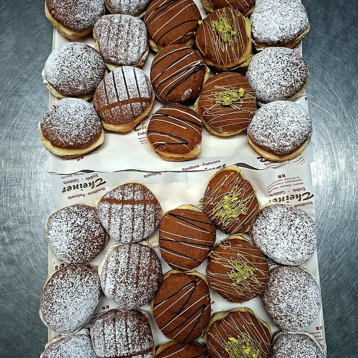 Faschingskrapfen mit Puderzucker und Schokoglasur