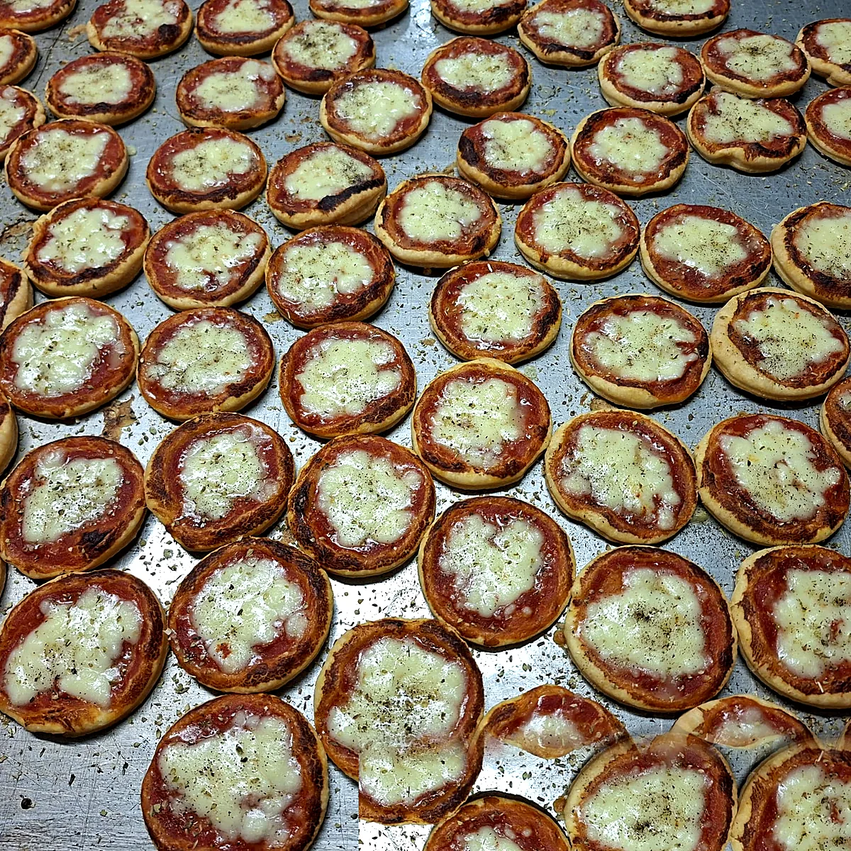 Mini-Pizzen frisch aus dem Ofen für das Buffet