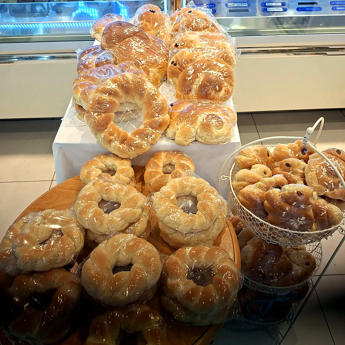 Osterzöpfe und Hefekränze in der Auslage