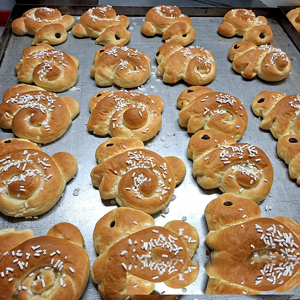Osterhasen aus Hefeteig mit Hagelzucker auf dem Blech