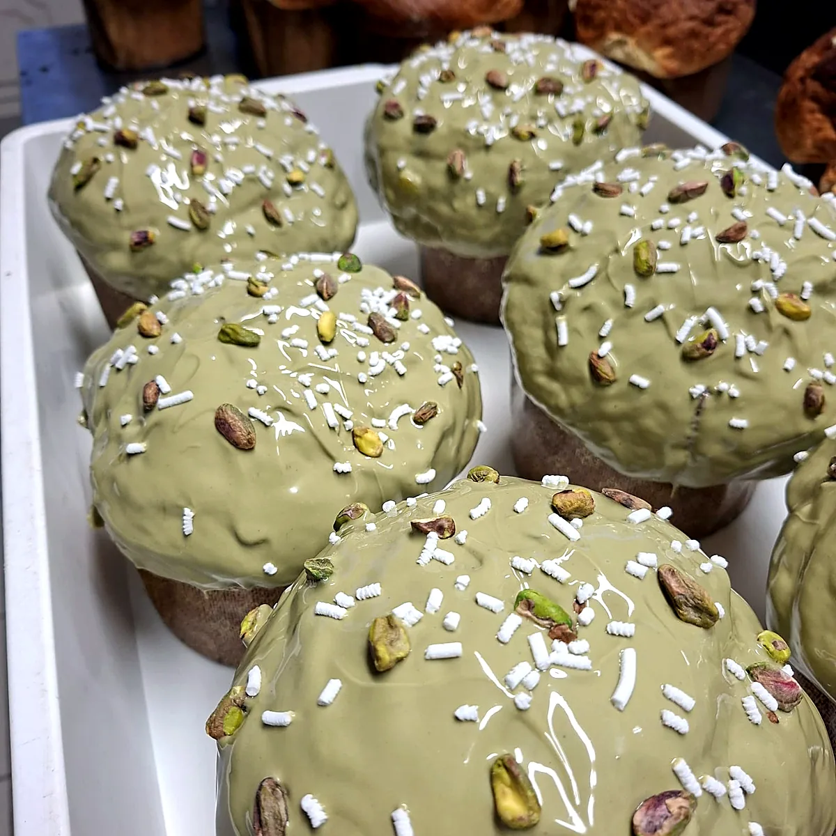 Hausgemachter Panettone mit heller Glasur