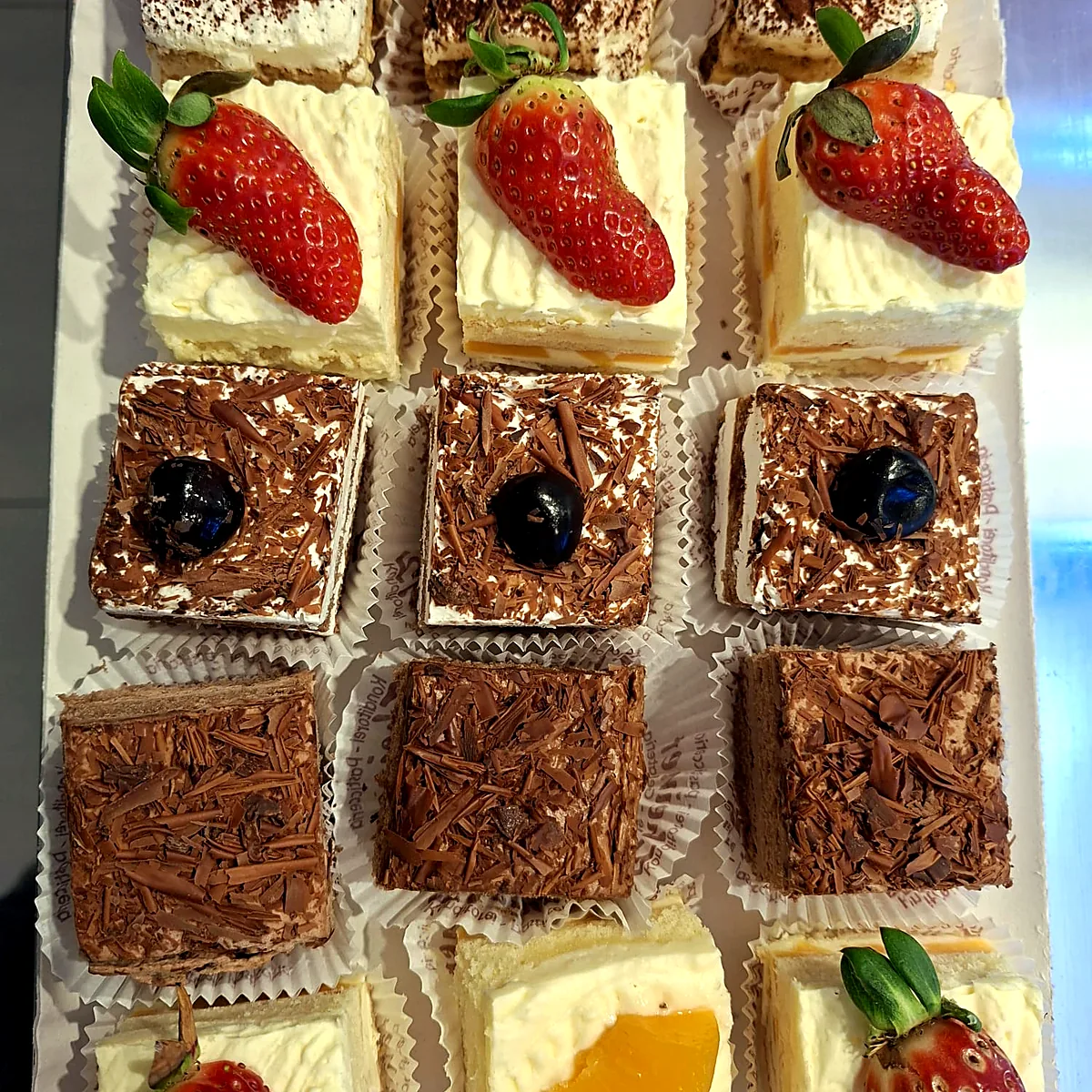 Schnitten mit frischen Erdbeeren und Blaubeeren