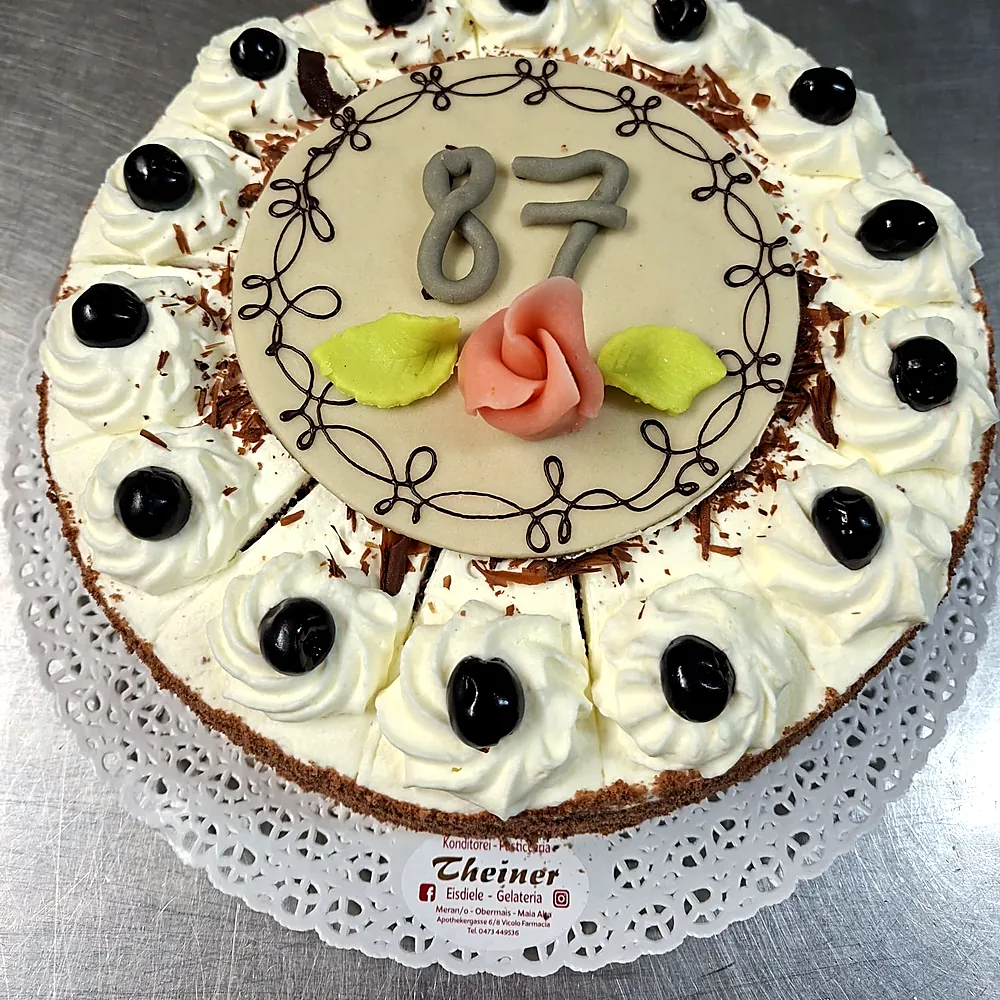 Sahnetorte mit Amarenakirschen und Marzipanrose