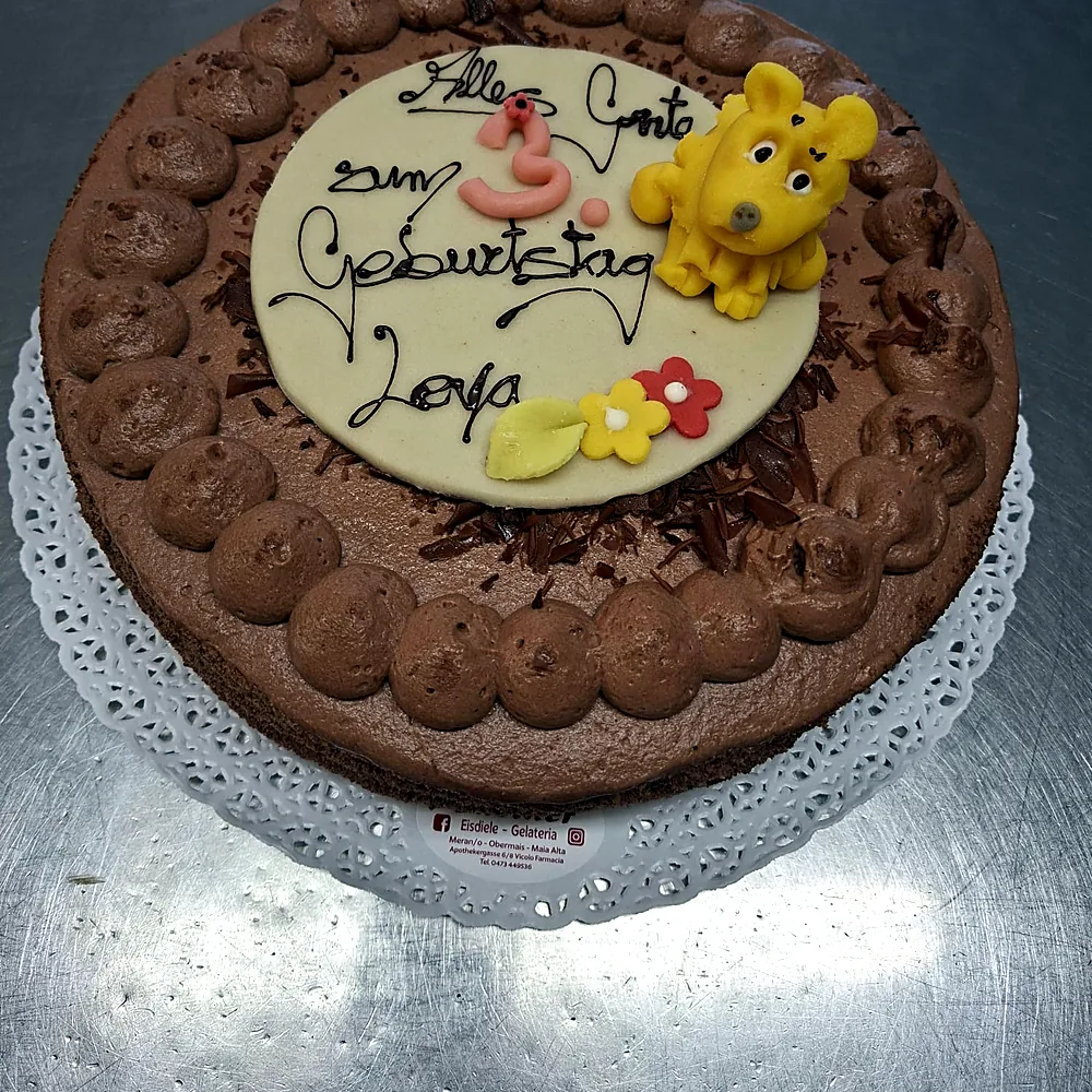 Schokoladentorte mit Marzipanbär zum Kindergeburtstag