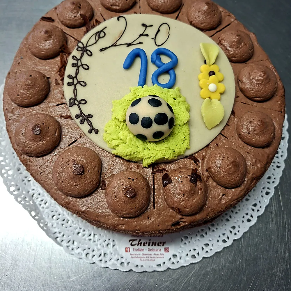 Schokoladentorte mit Fußball aus Marzipan
