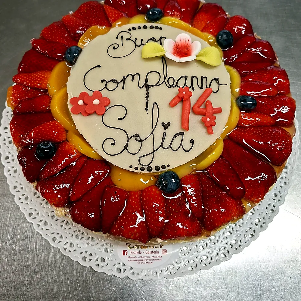 Fruchttorte mit frischen Beeren zum Geburtstag