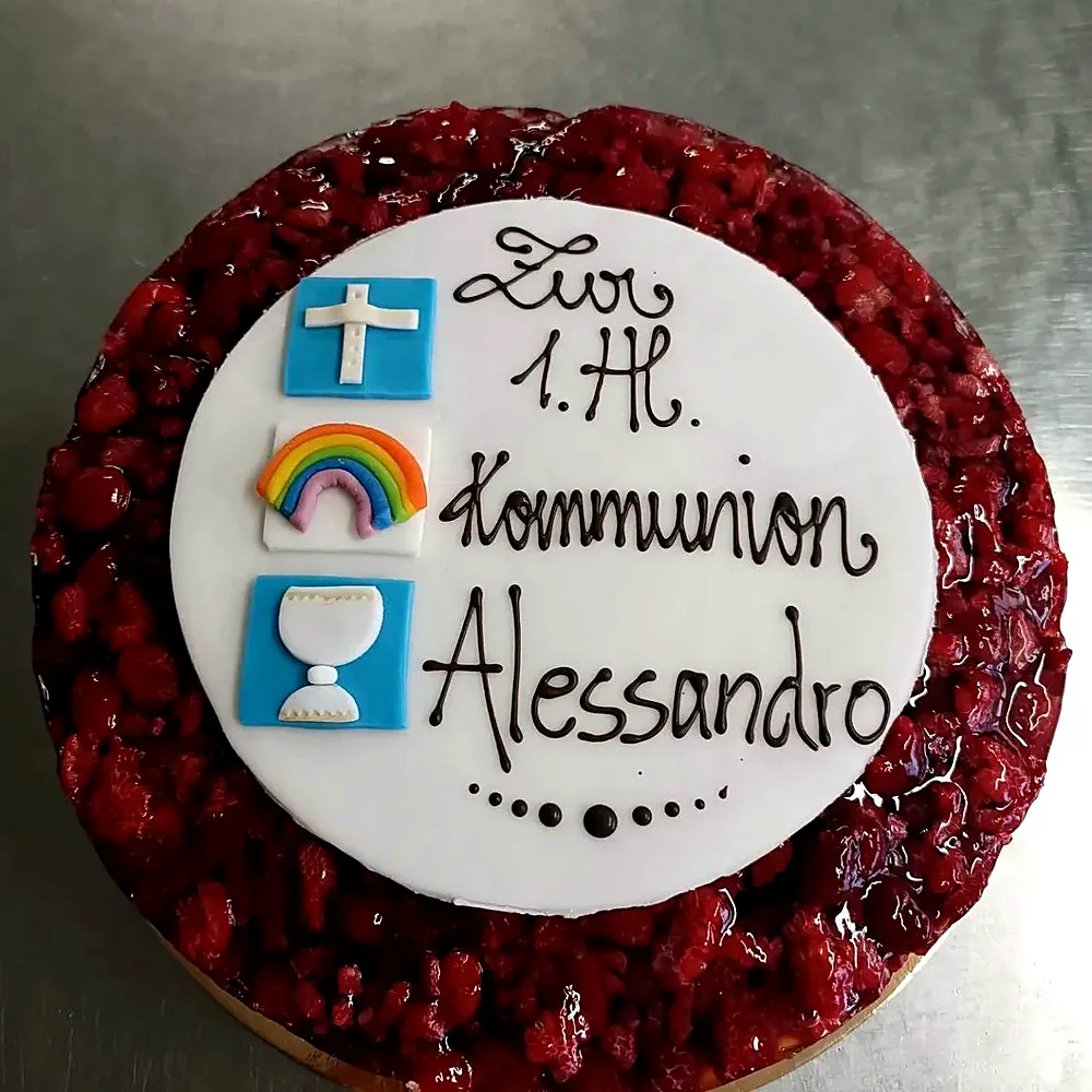 Beerentorte zur Erstkommunion mit Kreuz, Regenbogen und Kelch