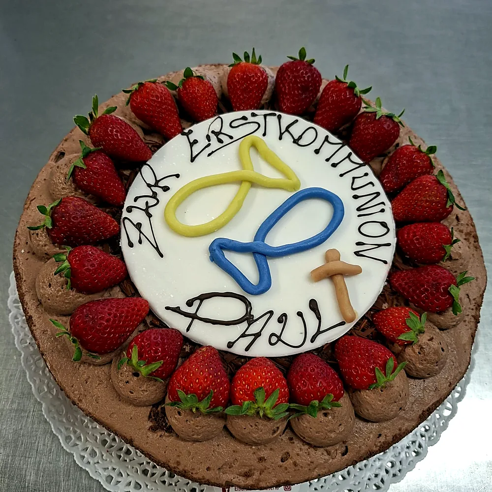 Erstkommunionstorte mit frischen Erdbeeren