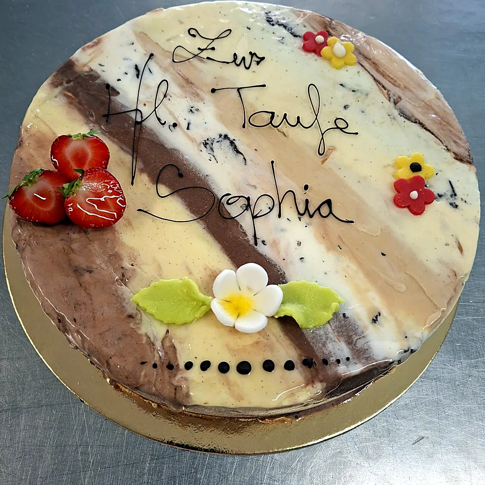 Torte zur heiligen Taufe mit Marzipanblüte