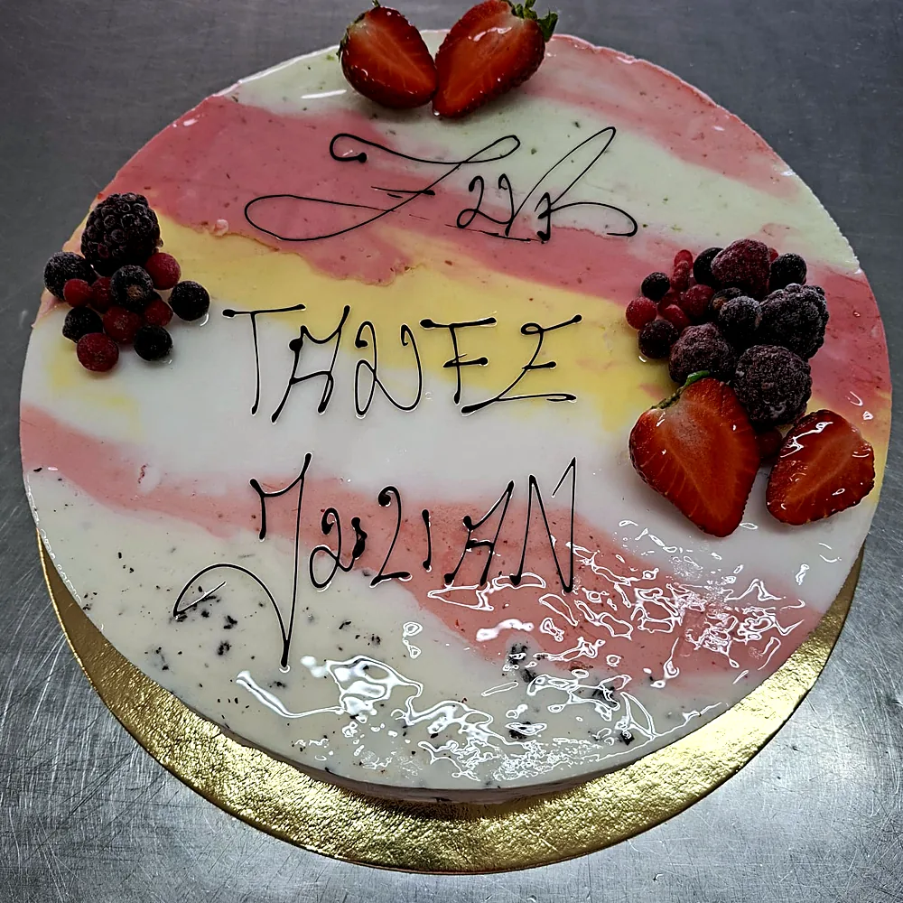 Cremetorte zur Taufe mit frischen Beeren