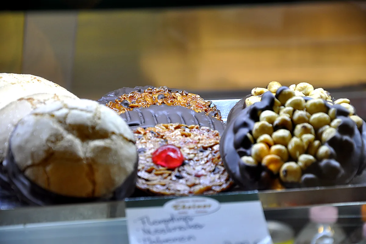 Gebäck in der Vitrine der Konditorei Theiner